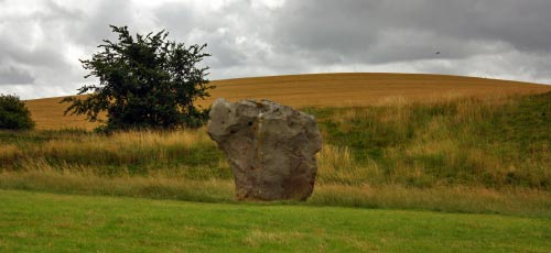 Одиноко стоящий камень за пределами Эйвбери