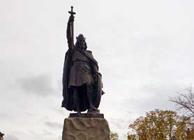 Alfred's statue in Winchester, thought you arselings might appreciate it! : r/TheLastKingdom