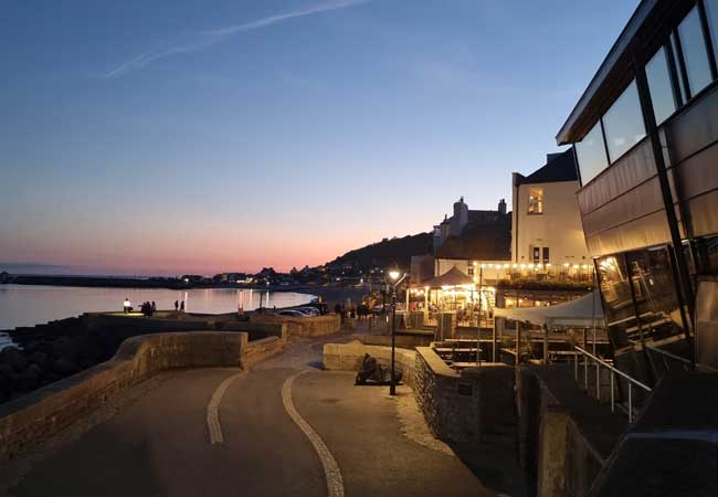 Lyme Regis le soir vu depuis Gun Cliff.