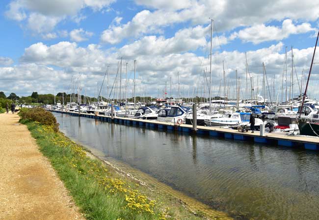 Trilha ao longo de Lymington Yacht Haven 